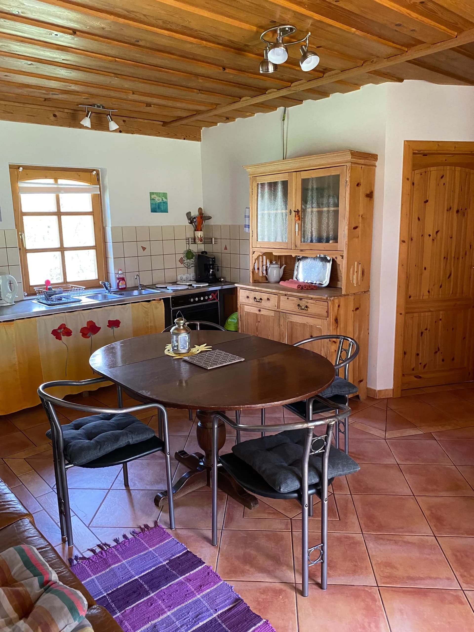 Fully equipped kitchen with dining area
